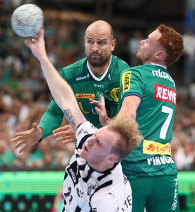 Leipzig, 21.09.2025, Arena Leipzig, Handball, Bundesliga, 5.Spieltag , SC DHfK Leipzig vs. THW Kiel 18:23 (34:41) , Im Bild von links; Thomas Oehlich ( 10, DHfK), Eric Johansson ( 21, Kiel), Tomas Piroch (7, Leipzig). , Nur zur redaktionellen Nutzung. Only editorial use. , DHB HBL regulations prohibit any use of photographs as image sequences and or quasi-video. ,