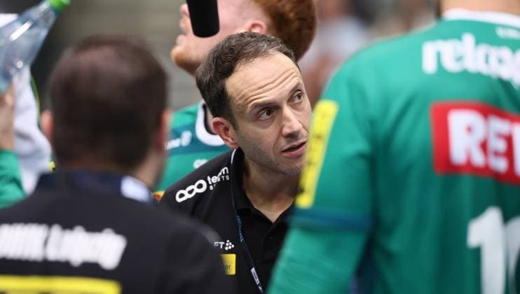 Leipzig, 21.09.2025, Arena Leipzig, Handball, Bundesliga, 5.Spieltag , SC DHfK Leipzig vs. THW Kiel 18:23 (34:41) , Im Bild; Trainer Filip Jicha, THW Kiel , Nur zur redaktionellen Nutzung. Only editorial use. , DHB HBL regulations prohibit any use of photographs as image sequences and or quasi-video. ,