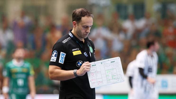 Leipzig, 21.09.2025, Arena Leipzig, Handball, Bundesliga, 5.Spieltag , SC DHfK Leipzig vs. THW Kiel 18:23 (34:41) , Im Bild; Trainer Filip Jicha, THW Kiel , Nur zur redaktionellen Nutzung. Only editorial use. , DHB HBL regulations prohibit any use of photographs as image sequences and or quasi-video. ,