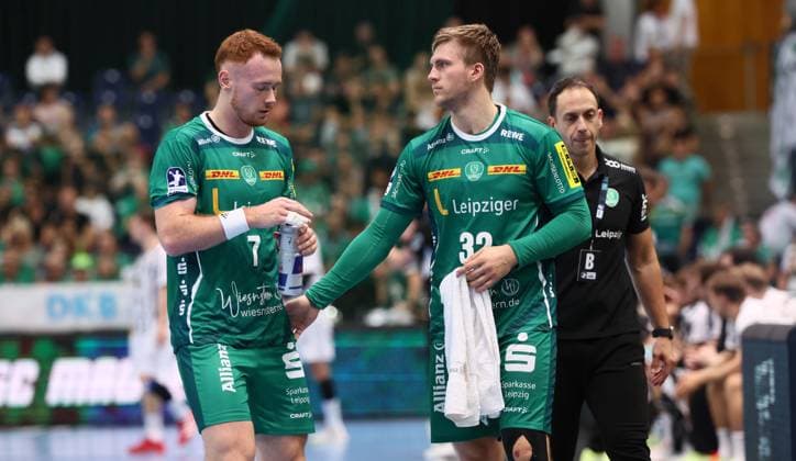 Leipzig, 21.09.2025, Arena Leipzig, Handball, Bundesliga, 5.Spieltag , SC DHfK Leipzig vs. THW Kiel , Im Bild von links; Tomas Piroch (7, Leipzig), Franz Semper (32, Leipzig). , Nur zur redaktionellen Nutzung. Only editorial use. , DHB HBL regulations prohibit any use of photographs as image sequences and or quasi-video. ,