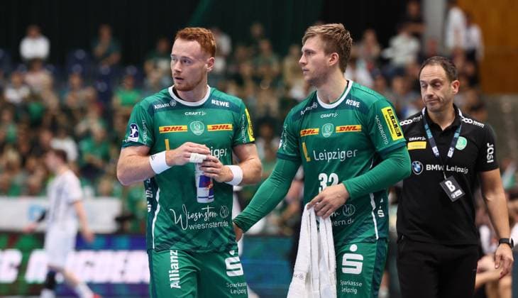 Leipzig, 21.09.2025, Arena Leipzig, Handball, Bundesliga, 5.Spieltag , SC DHfK Leipzig vs. THW Kiel 18:23 (34:41) , Im Bild von vorn; Tomas Piroch (7, Leipzig), Franz Semper (32, Leipzig) , Nur zur redaktionellen Nutzung. Only editorial use. , DHB HBL regulations prohibit any use of photographs as image sequences and or quasi-video. ,
