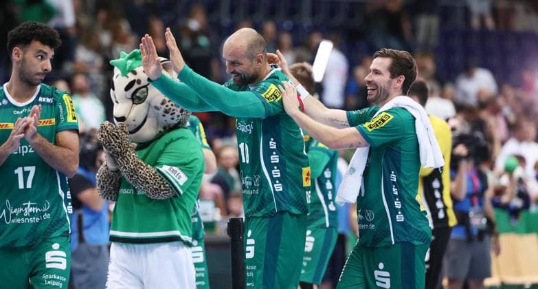 Leipzig, 21.09.2025, Arena Leipzig, Handball, Bundesliga, 5.Spieltag , SC DHfK Leipzig vs. THW Kiel 18:23 (34:41) , Im Bild; Leipzig nach dem Spiel. Ahmed Khairi (17, Leipzig), Thomas Oehlich ( 10, DHfK), Lukas Binder (11, Leipzig). , Nur zur redaktionellen Nutzung. Only editorial use. , DHB HBL regulations prohibit any use of photographs as image sequences and or quasi-video. ,