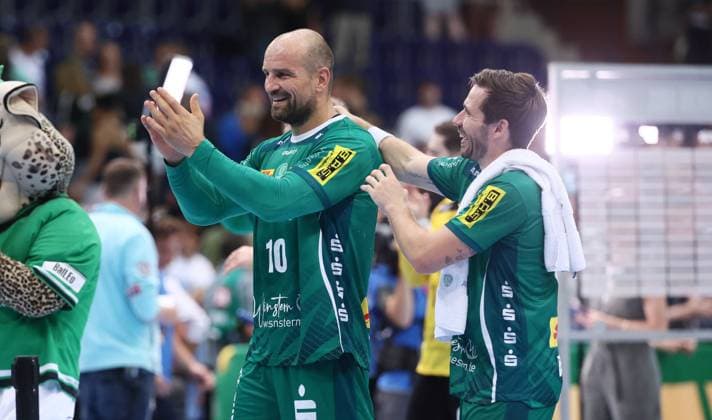 Leipzig, 21.09.2025, Arena Leipzig, Handball, Bundesliga, 5.Spieltag , SC DHfK Leipzig vs. THW Kiel 18:23 (34:41) , Im Bild; Leipzig nach dem Spiel. Thomas Oehlich ( 10, DHfK), Lukas Binder (11, Leipzig). , Nur zur redaktionellen Nutzung. Only editorial use. , DHB HBL regulations prohibit any use of photographs as image sequences and or quasi-video. ,
