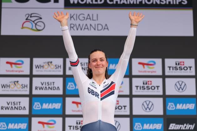 2025 UCI Road World Championships Picture by Alex Whitehead SWpix.com - 22 09 2025 - Cycling - 2025 UCI Road World Championships - BK Arena to Kigali Convention Centre, Kigali, Rwanda - Women Under-23 Individual Time Trial (ITT) Podium - Zoe Backstedt (Great Britain) receiving the Gold Medal to become World Champion Copyright: x xSWpix.comx(t axPhotographyxHubxLtd)xAlexxWhitehead SWpix.comx SWP-3030-5599