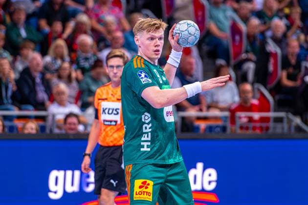 Vilhelm Poulsen (TSV Hannover-Burgdorf, Nr. 9) (v.l.), TSV Hannover-Burgdorf (grün) gegen Rhein-Neckar Löwen (gelb) am 5. Spieltag der Saison 2025 2026 in der DAIKIN Handball-Bundesliga (21.09.2025, ZAG Arena (Hannover, GER), Copyright: xJanxGuentherx xTSVxHannover-Burgdorfx