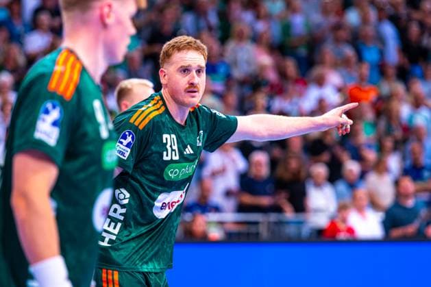 Lukas Stutzke (TSV Hannover-Burgdorf, Nr. 39) (v.l.), TSV Hannover-Burgdorf (grün) gegen Rhein-Neckar Löwen (gelb) am 5. Spieltag der Saison 2025 2026 in der DAIKIN Handball-Bundesliga (21.09.2025, ZAG Arena (Hannover, GER), Copyright: xJanxGuentherx xTSVxHannover-Burgdorfx
