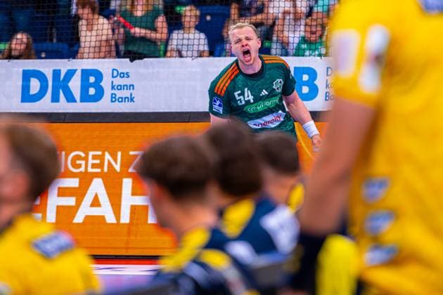 Justus Fischer (TSV Hannover-Burgdorf, Nr. 54) (v.l.), TSV Hannover-Burgdorf (grün) gegen Rhein-Neckar Löwen (gelb) am 5. Spieltag der Saison 2025 2026 in der DAIKIN Handball-Bundesliga (21.09.2025, ZAG Arena (Hannover, GER), Copyright: xJanxGuentherx xTSVxHannover-Burgdorfx
