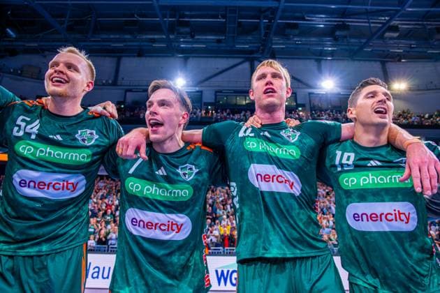 Justus Fischer (TSV Hannover-Burgdorf, Nr. 54) Leif Tissier (TSV Hannover-Burgdorf, Nr. 7) Marian Michalczik (TSV Hannover-Burgdorf, Nr. 22) Marius Steinhauser (TSV Hannover-Burgdorf, Nr. 19) (v.l.), TSV Hannover-Burgdorf (grün) gegen Rhein-Neckar Löwen (gelb) am 5. Spieltag der Saison 2025 2026 in der DAIKIN Handball-Bundesliga (21.09.2025, ZAG Arena (Hannover, GER), Copyright: xJanxGuentherx xTSVxHannover-Burgdorfx