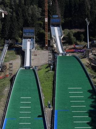 FIS Sommer Grand-Prix, Skispringen, Skijumping, Worldcup, Weltcup, Herren, Predazzo, Val di Fiemme, Trampolino dal Ben Hier der Blick auf die neu gebauten Skisprungschanzen, Olympischanzen in Predazzo, Skispringen, Mattenschanze, hier der Blick auf die HS 109 und HS 143 *** FIS Summer Grand Prix, Ski Jumping, Skijumping, Worldcup, World Cup, Men, Predazzo, Val di Fiemme, Trampolino dal Ben Here the view of the newly built ski jumping hills, Olympic hills in Predazzo, ski jumping, plastic covered hill, here the view of HS 109 and HS 143