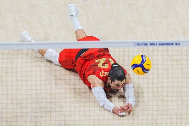 (250922) -- PASAY CITY, Sept. 22, 2025 -- Lourenco Martins of Portugal competes during the round of 16 match between Bulgaria and Portugal at the FIVB Men s World Championship, WM, Weltmeisterschaft 2025 in Pasay City, the Philippines, on Sept. 22, 2025. ) (SP)PHILIPPINES-PASAY CITY-VOLLEYBALL-FIVB MEN S WORLD CHAMPIONSHIP 2025-BUL VS POR ROUELLExUMALI 