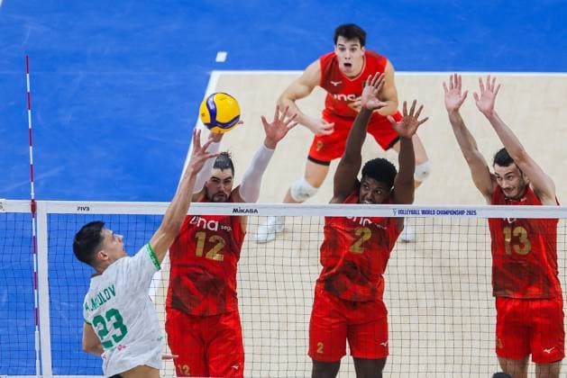 (250922) -- PASAY CITY, Sept. 22, 2025 -- Aleksandar Nikolov (L) of Bulgaria competes during the round of 16 match between Bulgaria and Portugal at the FIVB Men s World Championship, WM, Weltmeisterschaft 2025 in Pasay City, the Philippines, on Sept. 22, 2025. ) (SP)PHILIPPINES-PASAY CITY-VOLLEYBALL-FIVB MEN S WORLD CHAMPIONSHIP 2025-BUL VS POR ROUELLExUMALI 