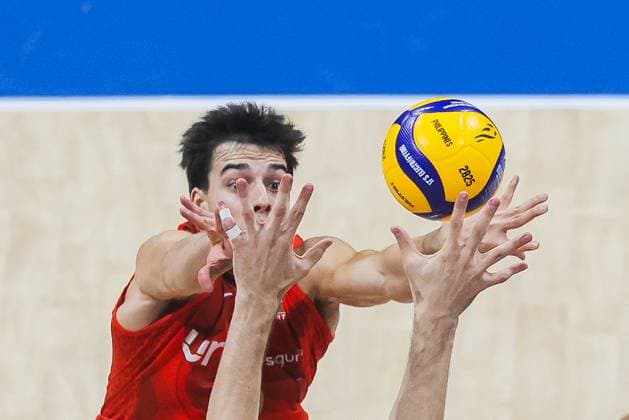 (250922) -- PASAY CITY, Sept. 22, 2025 -- Nuno Marques of Portugal competes during the round of 16 match between Bulgaria and Portugal at the FIVB Men s World Championship, WM, Weltmeisterschaft 2025 in Pasay City, the Philippines, on Sept. 22, 2025. ) (SP)PHILIPPINES-PASAY CITY-VOLLEYBALL-FIVB MEN S WORLD CHAMPIONSHIP 2025-BUL VS POR ROUELLExUMALI 