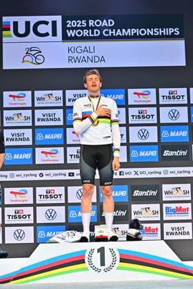 Söderqvist Jakob Pringle Nate Decomble Maxime Einzelzeitfahren Männer U23 ITT Straßen-WM 2025 Ruanda Söderqvist Jakob (Schweden) Weltmeister vor Pringle Nate (New Zealand) und Decomble Maxime (France) Einzelzeitfahren Männer U23 Straßen-Weltmeisterschaft im Radsport 2025 Road World Championships 2025 UCI Cycling WM 31,2 km Kigali, Ruanda, World Championships WE - ITT (WC). 22.09.2025