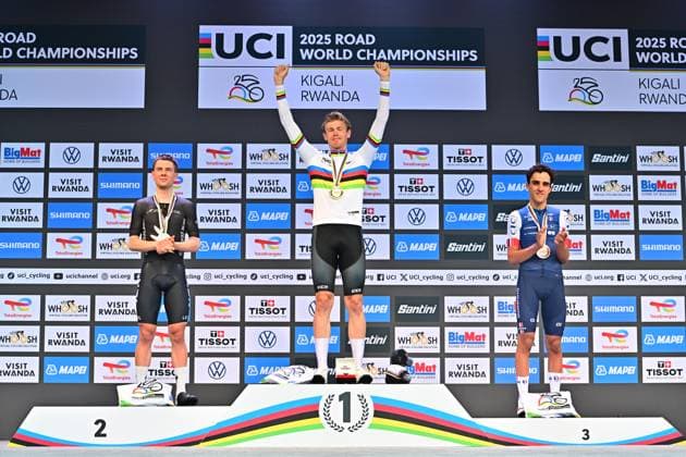Söderqvist Jakob Pringle Nate Decomble Maxime Einzelzeitfahren Männer U23 ITT Straßen-WM 2025 Ruanda Söderqvist Jakob (Schweden) Weltmeister vor Pringle Nate (New Zealand) und Decomble Maxime (France) Einzelzeitfahren Männer U23 Straßen-Weltmeisterschaft im Radsport 2025 Road World Championships 2025 UCI Cycling WM 31,2 km Kigali, Ruanda, World Championships WE - ITT (WC). 22.09.2025