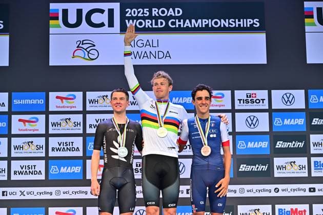 Söderqvist Jakob Pringle Nate Decomble Maxime Einzelzeitfahren Männer U23 ITT Straßen-WM 2025 Ruanda Söderqvist Jakob (Schweden) Weltmeister vor Pringle Nate (New Zealand) und Decomble Maxime (France) Einzelzeitfahren Männer U23 Straßen-Weltmeisterschaft im Radsport 2025 Road World Championships 2025 UCI Cycling WM 31,2 km Kigali, Ruanda, World Championships WE - ITT (WC). 22.09.2025