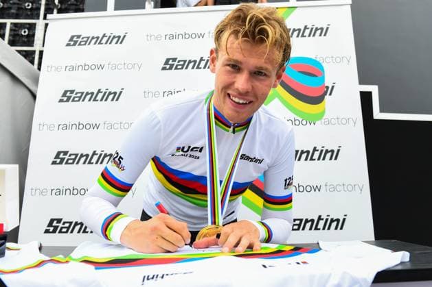 2025 UCI Road World Championships Picture by Simon Wilkinson SWpix.com - 22 09 2025 - Cycling - 2025 UCI Road World Championships - BK Arena to Kigali Convention Centre, Kigali, Rwanda - Men Under-23 Individual Time Trial (ITT) Podium - Jakob Soderqvist (Sweden) signing the Santini Rainbow Jersey Copyright: x xSWpix.comx(t axPhotographyxHubxLtd)xSimonxWilkinson SWpix.comx SWP-3030-5836