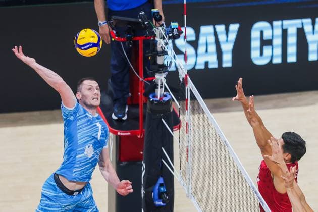 (250922) -- PASAY CITY, Sept. 22, 2025 -- Toncek Stern (L) of Slovenia spikes the ball during the round of 16 match between the United States and Slovenia at the FIVB Men s World Championship, WM, Weltmeisterschaft 2025 in Pasay City, the Philippines, Sept. 22, 2025. ) (SP)PHILIPPINES-PASAY CITY-VOLLEYBALL-FIVB MEN S WORLD CHAMPIONSHIP 2025-SLO VS USA ROUELLExUMALI 