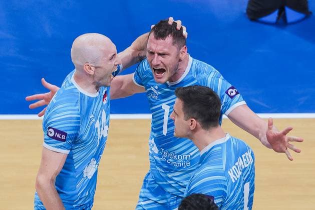 (250922) -- PASAY CITY, Sept. 22, 2025 -- Players of the Slovenia celebrate after scoring a point during the round of 16 match between the United States and Slovenia at the FIVB Men s World Championship, WM, Weltmeisterschaft 2025 in Pasay City, the Philippines, Sept. 22, 2025. ) (SP)PHILIPPINES-PASAY CITY-VOLLEYBALL-FIVB MEN S WORLD CHAMPIONSHIP 2025-SLO VS USA ROUELLExUMALI 