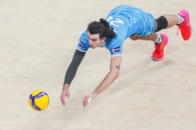 (250922) -- PASAY CITY, Sept. 22, 2025 -- Nik Mujanovic of Slovenia competes during the round of 16 match between the United States and Slovenia at the FIVB Men s World Championship, WM, Weltmeisterschaft 2025 in Pasay City, the Philippines, Sept. 22, 2025. ) (SP)PHILIPPINES-PASAY CITY-VOLLEYBALL-FIVB MEN S WORLD CHAMPIONSHIP 2025-SLO VS USA ROUELLExUMALI 