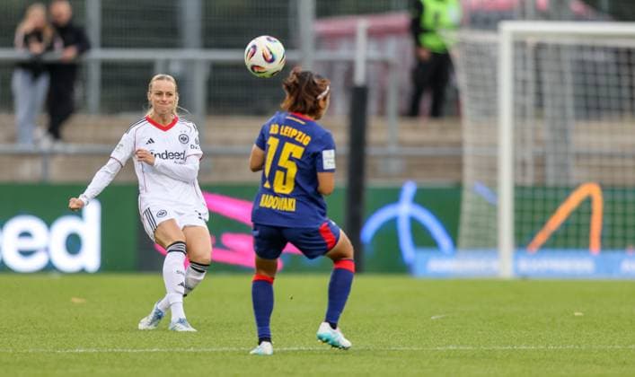 DEU, Frankfurt, Eintracht Frankfurt vs RB Leipzig, Google Pixel Frauen Bundesliga DFB, Saison 2526, Stadion am Bretanobad, 3. Spieltag, im Bild v.l.n.r: Amanda Ilestedt (Eintracht Frankfurt 13), Mai Kadowaki (RB Leipzig 15) DFB DFL REGULATIONS PROHIBIT ANY USE OF PHOTOGRAPHS AS IMAGE SEQUENCES AND OR QUASI-VIDEO, 22.09.2025, Copyright: HMBxMedia HendrikxHamelau