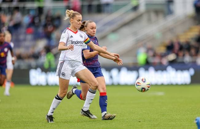 DEU, Frankfurt, Eintracht Frankfurt vs RB Leipzig, Google Pixel Frauen Bundesliga DFB, Saison 2526, Stadion am Bretanobad, 3. Spieltag, im Bild v.l.n.r: Laura Freigang (Eintracht Frankfurt 10), Annabel Schasching (RB Leipzig 16) DFB DFL REGULATIONS PROHIBIT ANY USE OF PHOTOGRAPHS AS IMAGE SEQUENCES AND OR QUASI-VIDEO, 22.09.2025, Copyright: HMBxMedia HendrikxHamelau