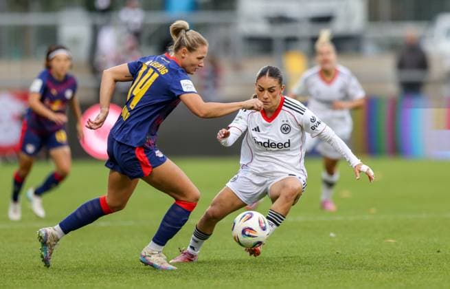DEU, Frankfurt, Eintracht Frankfurt vs RB Leipzig, Google Pixel Frauen Bundesliga DFB, Saison 2526, Stadion am Bretanobad, 3. Spieltag, im Bild v.l.n.r: Marleen Schimmer (RB Leipzig 14), Hayley Raso (Eintracht Frankfurt 7) DFB DFL REGULATIONS PROHIBIT ANY USE OF PHOTOGRAPHS AS IMAGE SEQUENCES AND OR QUASI-VIDEO, 22.09.2025, Copyright: HMBxMedia HendrikxHamelau