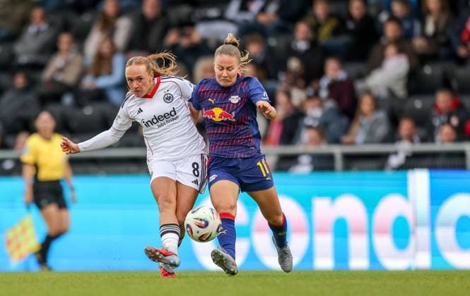 DEU, Frankfurt, Eintracht Frankfurt vs RB Leipzig, Google Pixel Frauen Bundesliga DFB, Saison 2526, Stadion am Bretanobad, 3. Spieltag, im Bild v.l.n.r: Lisanne Gräwe (Eintracht Frankfurt 8), Annabel Schasching (RB Leipzig 16) DFB DFL REGULATIONS PROHIBIT ANY USE OF PHOTOGRAPHS AS IMAGE SEQUENCES AND OR QUASI-VIDEO, 22.09.2025, Copyright: HMBxMedia HendrikxHamelau
