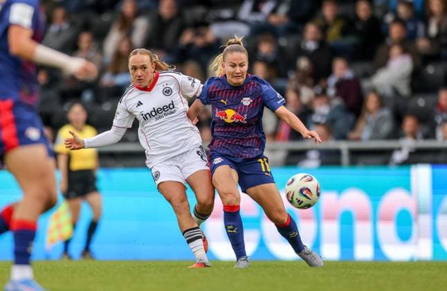 DEU, Frankfurt, Eintracht Frankfurt vs RB Leipzig, Google Pixel Frauen Bundesliga DFB, Saison 2526, Stadion am Bretanobad, 3. Spieltag, im Bild v.l.n.r: Lisanne Gräwe (Eintracht Frankfurt 8), Annabel Schasching (RB Leipzig 16) DFB DFL REGULATIONS PROHIBIT ANY USE OF PHOTOGRAPHS AS IMAGE SEQUENCES AND OR QUASI-VIDEO, 22.09.2025, Copyright: HMBxMedia HendrikxHamelau