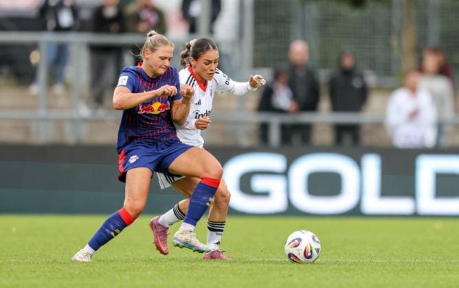 DEU, Frankfurt, Eintracht Frankfurt vs RB Leipzig, Google Pixel Frauen Bundesliga DFB, Saison 2526, Stadion am Bretanobad, 3. Spieltag, im Bild v.l.n.r: Marleen Schimmer (RB Leipzig 14), ErÃ«leta Memeti (Eintracht Frankfurt 27) DFB DFL REGULATIONS PROHIBIT ANY USE OF PHOTOGRAPHS AS IMAGE SEQUENCES AND OR QUASI-VIDEO, 22.09.2025, Copyright: HMBxMedia HendrikxHamelau