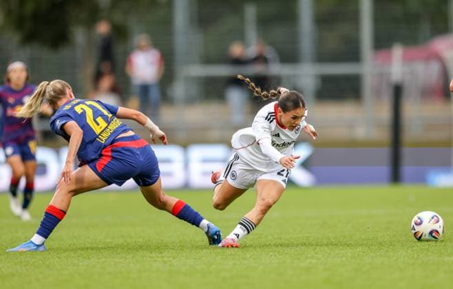 DEU, Frankfurt, Eintracht Frankfurt vs RB Leipzig, Google Pixel Frauen Bundesliga DFB, Saison 2526, Stadion am Bretanobad, 3. Spieltag, im Bild v.r.n.l: ErÃ«leta Memeti (Eintracht Frankfurt 27), Julia Landenberger (RB Leipzig 21) DFB DFL REGULATIONS PROHIBIT ANY USE OF PHOTOGRAPHS AS IMAGE SEQUENCES AND OR QUASI-VIDEO, 22.09.2025, Copyright: HMBxMedia HendrikxHamelau