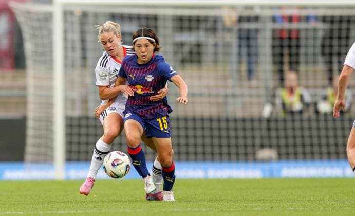 DEU, Frankfurt, Eintracht Frankfurt vs RB Leipzig, Google Pixel Frauen Bundesliga DFB, Saison 2526, Stadion am Bretanobad, 3. Spieltag, im Bild v.l.n.r: Nadine Riesen (Eintracht Frankfurt 22), Mai Kadowaki (RB Leipzig 15) DFB DFL REGULATIONS PROHIBIT ANY USE OF PHOTOGRAPHS AS IMAGE SEQUENCES AND OR QUASI-VIDEO, 22.09.2025, Copyright: HMBxMedia HendrikxHamelau