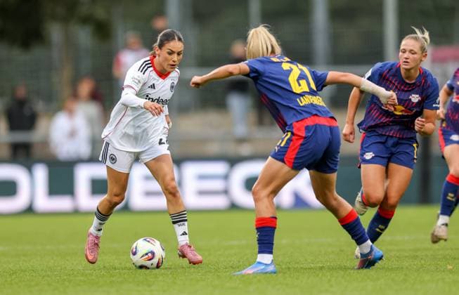 DEU, Frankfurt, Eintracht Frankfurt vs RB Leipzig, Google Pixel Frauen Bundesliga DFB, Saison 2526, Stadion am Bretanobad, 3. Spieltag, im Bild v.l.n.r: ErÃ«leta Memeti (Eintracht Frankfurt 27), Julia Landenberger (RB Leipzig 21) DFB DFL REGULATIONS PROHIBIT ANY USE OF PHOTOGRAPHS AS IMAGE SEQUENCES AND OR QUASI-VIDEO, 22.09.2025, Copyright: HMBxMedia HendrikxHamelau