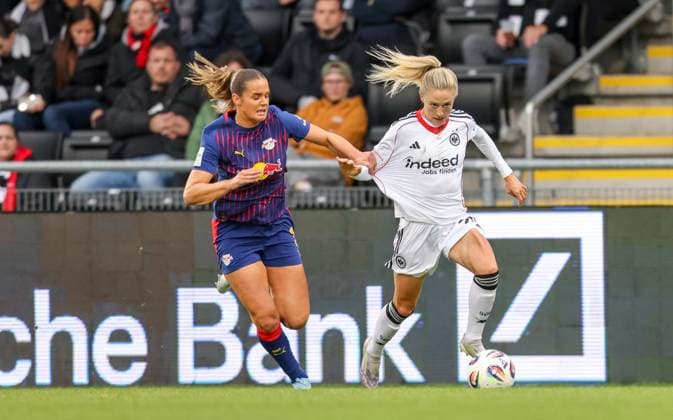 DEU, Frankfurt, Eintracht Frankfurt vs RB Leipzig, Google Pixel Frauen Bundesliga DFB, Saison 2526, Stadion am Bretanobad, 3. Spieltag, im Bild v.l.n.r: Andrea Norheim (RB Leipzig 3), Rebecka Blomqvist (Eintracht Frankfurt 28) DFB DFL REGULATIONS PROHIBIT ANY USE OF PHOTOGRAPHS AS IMAGE SEQUENCES AND OR QUASI-VIDEO, 22.09.2025, Copyright: HMBxMedia HendrikxHamelau