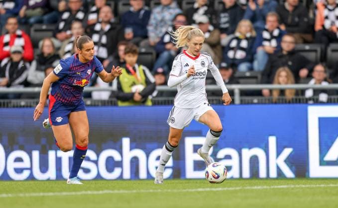 DEU, Frankfurt, Eintracht Frankfurt vs RB Leipzig, Google Pixel Frauen Bundesliga DFB, Saison 2526, Stadion am Bretanobad, 3. Spieltag, im Bild v.l.n.r: Andrea Norheim (RB Leipzig 3), Rebecka Blomqvist (Eintracht Frankfurt 28) DFB DFL REGULATIONS PROHIBIT ANY USE OF PHOTOGRAPHS AS IMAGE SEQUENCES AND OR QUASI-VIDEO, 22.09.2025, Copyright: HMBxMedia HendrikxHamelau