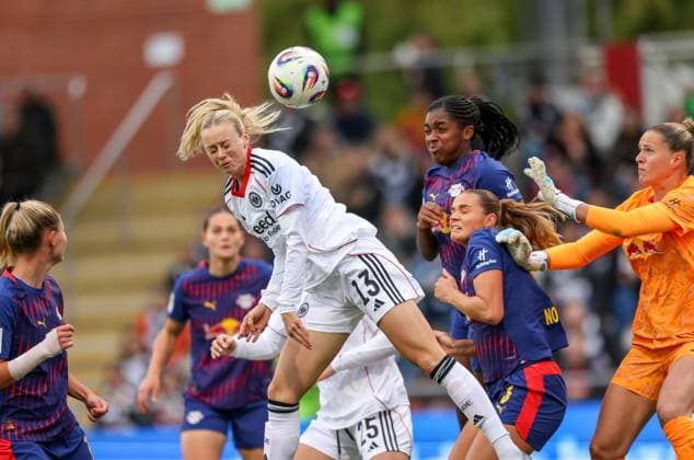 DEU, Frankfurt, Eintracht Frankfurt vs RB Leipzig, Google Pixel Frauen Bundesliga DFB, Saison 2526, Stadion am Bretanobad, 3. Spieltag, im Bild v.l.n.r: Kopfballchance für Amanda Ilestedt (Eintracht Frankfurt 13), Andrea Norheim (RB Leipzig 3) DFB DFL REGULATIONS PROHIBIT ANY USE OF PHOTOGRAPHS AS IMAGE SEQUENCES AND OR QUASI-VIDEO, 22.09.2025, Copyright: HMBxMedia HendrikxHamelau
