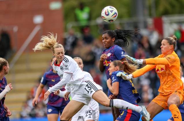 DEU, Frankfurt, Eintracht Frankfurt vs RB Leipzig, Google Pixel Frauen Bundesliga DFB, Saison 2526, Stadion am Bretanobad, 3. Spieltag, im Bild v.l.n.r: Kopfballchance für Amanda Ilestedt (Eintracht Frankfurt 13), Andrea Norheim (RB Leipzig 3) DFB DFL REGULATIONS PROHIBIT ANY USE OF PHOTOGRAPHS AS IMAGE SEQUENCES AND OR QUASI-VIDEO, 22.09.2025, Copyright: HMBxMedia HendrikxHamelau
