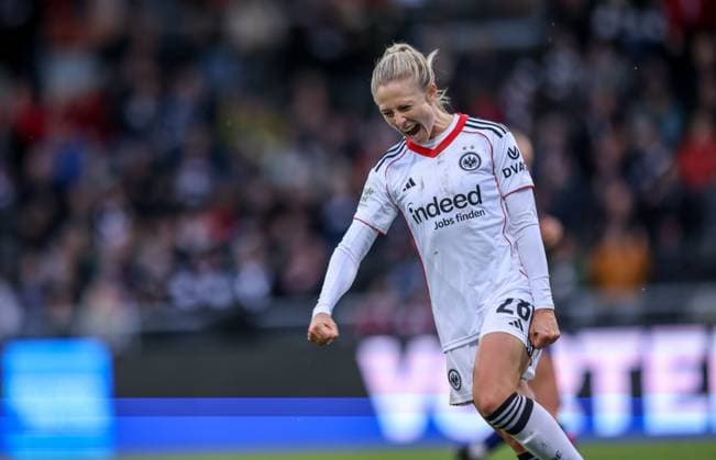 DEU, Frankfurt, Eintracht Frankfurt vs RB Leipzig, Google Pixel Frauen Bundesliga DFB, Saison 2526, Stadion am Bretanobad, 3. Spieltag, im Bild v.l.n.r: im Bild: Rebecka Blomqvist (Eintracht Frankfurt 28) erzielt das Tor zum 2:1, Jubel und Freude DFB DFL REGULATIONS PROHIBIT ANY USE OF PHOTOGRAPHS AS IMAGE SEQUENCES AND OR QUASI-VIDEO, 22.09.2025, Copyright: HMBxMedia HendrikxHamelau