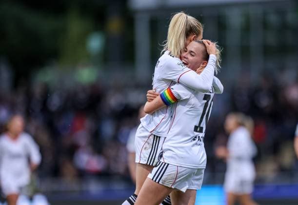 DEU, Frankfurt, Eintracht Frankfurt vs RB Leipzig, Google Pixel Frauen Bundesliga DFB, Saison 2526, Stadion am Bretanobad, 3. Spieltag, im Bild: Rebecka Blomqvist (Eintracht Frankfurt 28) erzielt das Tor zum 2:1, Jubel und Freude, Laura Freigang (Eintracht Frankfurt 10) DFB DFL REGULATIONS PROHIBIT ANY USE OF PHOTOGRAPHS AS IMAGE SEQUENCES AND OR QUASI-VIDEO, 22.09.2025, Copyright: HMBxMedia HendrikxHamelau