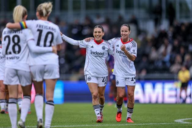 DEU, Frankfurt, Eintracht Frankfurt vs RB Leipzig, Google Pixel Frauen Bundesliga DFB, Saison 2526, Stadion am Bretanobad, 3. Spieltag, im Bild: Rebecka Blomqvist (Eintracht Frankfurt 28) erzielt das Tor zum 2:1, Jubel und Freude, Laura Freigang (Eintracht Frankfurt 10), ErÃ«leta Memeti (Eintracht Frankfurt 27), GÃ raldine Reuteler (Eintracht Frankfurt 14) DFB DFL REGULATIONS PROHIBIT ANY USE OF PHOTOGRAPHS AS IMAGE SEQUENCES AND OR QUASI-VIDEO, 22.09.2025, Copyright: HMBxMedia HendrikxHamelau