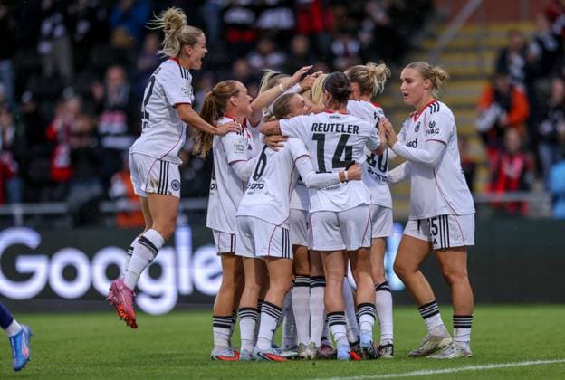 DEU, Frankfurt, Eintracht Frankfurt vs RB Leipzig, Google Pixel Frauen Bundesliga DFB, Saison 2526, Stadion am Bretanobad, 3. Spieltag, im Bild: Amanda Ilestedt (Eintracht Frankfurt 13) erzielt das Tor zum 3:1, Jubel und Freude, Laura Freigang (Eintracht Frankfurt 10), Elisa Senß (Eintracht Frankfurt 6), Nadine Riesen (Eintracht Frankfurt 22) DFB DFL REGULATIONS PROHIBIT ANY USE OF PHOTOGRAPHS AS IMAGE SEQUENCES AND OR QUASI-VIDEO, 22.09.2025, Copyright: HMBxMedia HendrikxHamelau