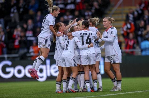 DEU, Frankfurt, Eintracht Frankfurt vs RB Leipzig, Google Pixel Frauen Bundesliga DFB, Saison 2526, Stadion am Bretanobad, 3. Spieltag, im Bild: Amanda Ilestedt (Eintracht Frankfurt 13) erzielt das Tor zum 3:1, Jubel und Freude, Laura Freigang (Eintracht Frankfurt 10), Elisa Senß (Eintracht Frankfurt 6), Nadine Riesen (Eintracht Frankfurt 22) DFB DFL REGULATIONS PROHIBIT ANY USE OF PHOTOGRAPHS AS IMAGE SEQUENCES AND OR QUASI-VIDEO, 22.09.2025, Copyright: HMBxMedia HendrikxHamelau