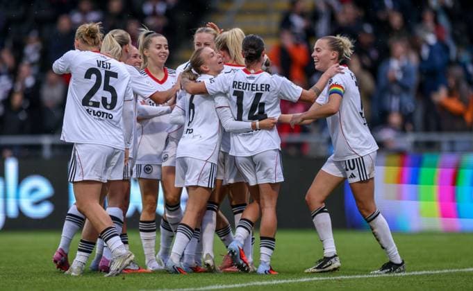 DEU, Frankfurt, Eintracht Frankfurt vs RB Leipzig, Google Pixel Frauen Bundesliga DFB, Saison 2526, Stadion am Bretanobad, 3. Spieltag, im Bild: Amanda Ilestedt (Eintracht Frankfurt 13) erzielt das Tor zum 3:1, Jubel und Freude, Laura Freigang (Eintracht Frankfurt 10), Elisa Senß (Eintracht Frankfurt 6), DFB DFL REGULATIONS PROHIBIT ANY USE OF PHOTOGRAPHS AS IMAGE SEQUENCES AND OR QUASI-VIDEO, 22.09.2025, Copyright: HMBxMedia HendrikxHamelau