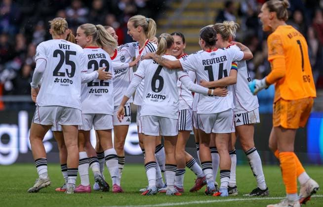 DEU, Frankfurt, Eintracht Frankfurt vs RB Leipzig, Google Pixel Frauen Bundesliga DFB, Saison 2526, Stadion am Bretanobad, 3. Spieltag, im Bild: Amanda Ilestedt (Eintracht Frankfurt 13) erzielt das Tor zum 3:1, Jubel und Freude, Laura Freigang (Eintracht Frankfurt 10), Elisa Senß (Eintracht Frankfurt 6), DFB DFL REGULATIONS PROHIBIT ANY USE OF PHOTOGRAPHS AS IMAGE SEQUENCES AND OR QUASI-VIDEO, 22.09.2025, Copyright: HMBxMedia HendrikxHamelau