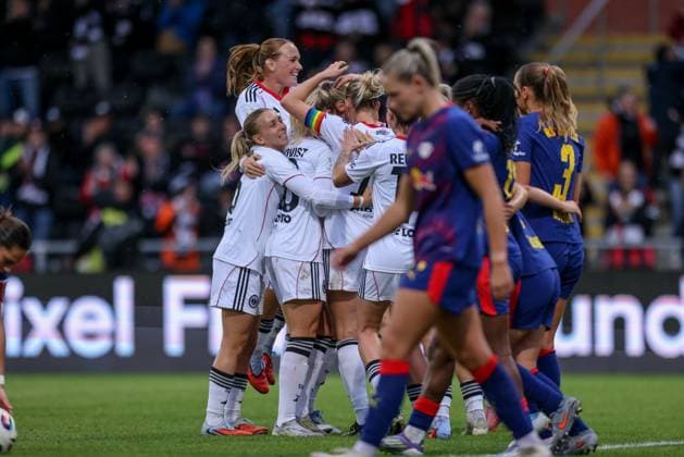 DEU, Frankfurt, Eintracht Frankfurt vs RB Leipzig, Google Pixel Frauen Bundesliga DFB, Saison 2526, Stadion am Bretanobad, 3. Spieltag, im Bild: Amanda Ilestedt (Eintracht Frankfurt 13) erzielt das Tor zum 3:1, Jubel und Freude, Laura Freigang (Eintracht Frankfurt 10), Elisa Senß (Eintracht Frankfurt 6), Lisanne Gräwe (Eintracht Frankfurt 8) DFB DFL REGULATIONS PROHIBIT ANY USE OF PHOTOGRAPHS AS IMAGE SEQUENCES AND OR QUASI-VIDEO, 22.09.2025, Copyright: HMBxMedia HendrikxHamelau