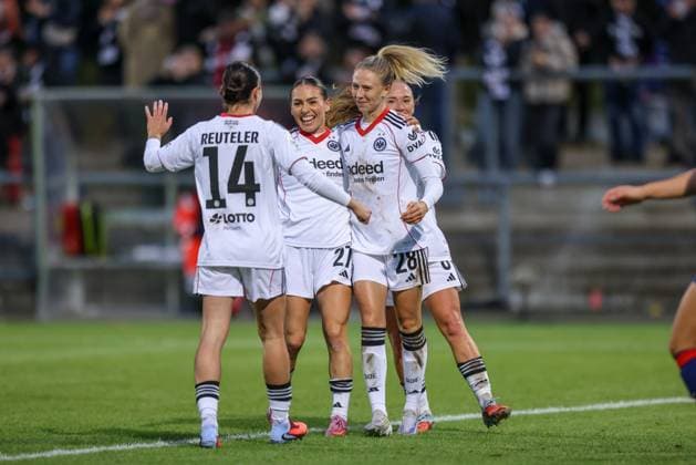 DEU, Frankfurt, Eintracht Frankfurt vs RB Leipzig, Google Pixel Frauen Bundesliga DFB, Saison 2526, Stadion am Bretanobad, 3. Spieltag, im Bild: Rebecka Blomqvist (Eintracht Frankfurt 28) erzielt das Tor zum 4:2, Jubel und Freude, GÃ raldine Reuteler (Eintracht Frankfurt 14), ErÃ«leta Memeti (Eintracht Frankfurt 27), Lisanne Gräwe (Eintracht Frankfurt 8) DFB DFL REGULATIONS PROHIBIT ANY USE OF PHOTOGRAPHS AS IMAGE SEQUENCES AND OR QUASI-VIDEO, 22.09.2025, Copyright: HMBxMedia HendrikxHamelau