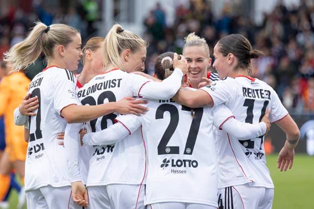 Google Pixel Frauen Bundesliga: Eintracht Frankfurt - RB Leipzig, 22.09.2025 Laura Freigang (Eintracht Frankfurt 10) & Ereleta Memeti (Eintracht Frankfurt 27) & Rebecka Blomqvist (Eintracht Frankfurt 28) & Geraldine Reuteler (Eintracht Frankfurt 14) & Nadine Riesen (Eintracht Frankfurt 22) feiern das Tor zum 1:0, Eintracht Frankfurt - RB Leipzig, Frankfurt, Stadion am Brentanobad, 22.9.2025 Copyright: xBEAUTIFULxSPORTS Gawlikx
