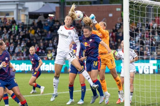 Google Pixel Frauen Bundesliga: Eintracht Frankfurt - RB Leipzig, 22.09.2025 Amanda Ilestedt (Eintracht Frankfurt 13) beim Kopfball & Annabel Schasching (RB Leipzig 16) & Elvira Herzog (RB Leipzig 1), Eintracht Frankfurt - RB Leipzig, Frankfurt, Stadion am Brentanobad, 22.9.2025 Copyright: xBEAUTIFULxSPORTS Gawlikx