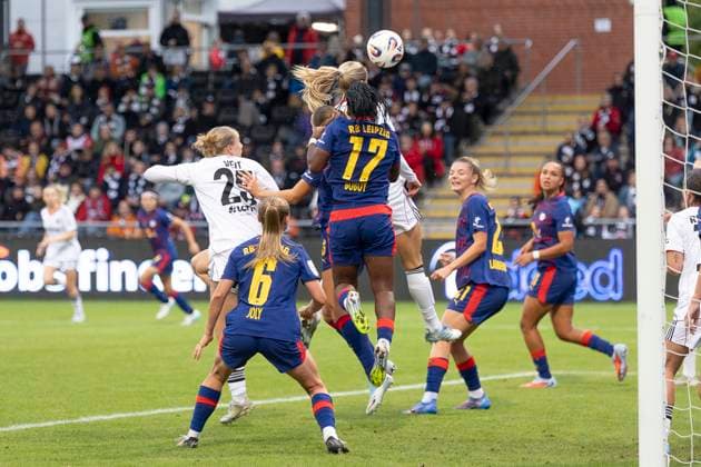 Google Pixel Frauen Bundesliga: Eintracht Frankfurt - RB Leipzig, 22.09.2025 Amanda Ilestedt (Eintracht Frankfurt 13) erzielt das Tor zum 3:1 per Kopf nach einem Eckball, Eintracht Frankfurt - RB Leipzig, Frankfurt, Stadion am Brentanobad, 22.9.2025 Copyright: xBEAUTIFULxSPORTS Gawlikx
