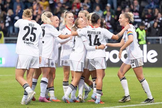 Google Pixel Frauen Bundesliga: Eintracht Frankfurt - RB Leipzig, 22.09.2025 Amanda Ilestedt (Eintracht Frankfurt 13) & Geraldine Reuteler (Eintracht Frankfurt 14) & Elisa Senß Senss (Eintracht Frankfurt 6) & Laura Freigang (Eintracht Frankfurt 10) & Lisanne Gräwe (Eintracht Frankfurt 8) & Jella Veit (Eintracht Frankfurt 25) & Nadine Riesen (Eintracht Frankfurt 22) bejubeln feiern einen Treffer, Eintracht Frankfurt - RB Leipzig, Frankfurt, Stadion am Brentanobad, 22.9.2025 Copyright: xBEAUTIFULxSPORTS Gawlikx