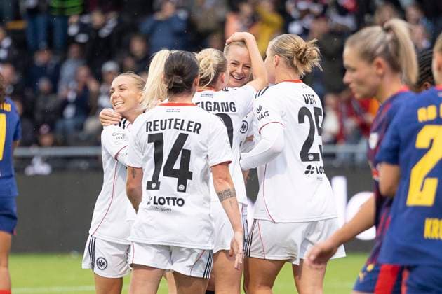 Google Pixel Frauen Bundesliga: Eintracht Frankfurt - RB Leipzig, 22.09.2025 Amanda Ilestedt (Eintracht Frankfurt 13) freut sich über ihr Tor zum 3:1 und lässt soch von Laura Freigang (Eintracht Frankfurt 10) & Elisa Senß Senss (Eintracht Frankfurt 6) & Geraldine Reuteler (Eintracht Frankfurt 14) & Jella Veit (Eintracht Frankfurt 25) feiern, Eintracht Frankfurt - RB Leipzig, Frankfurt, Stadion am Brentanobad, 22.9.2025 Copyright: xBEAUTIFULxSPORTS Gawlikx